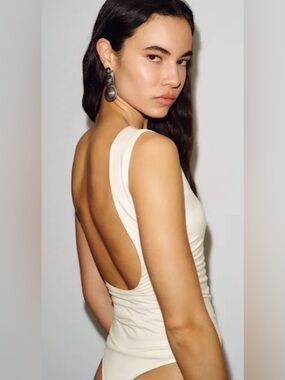 Reformation Cream Ribbed Open Back Bodysuit Small Scoop Neck Backless Fitted